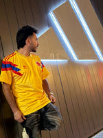 Camiseta Amarilla Retro 1990 - pose lateral
