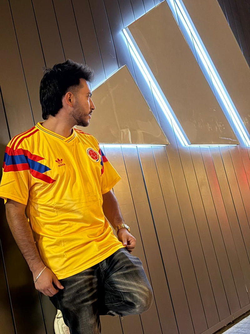 Camiseta Amarilla Retro 1990 - pose lateral