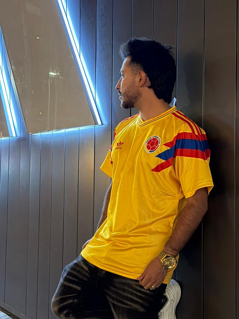 Camiseta Amarilla Retro 1990 - perfil