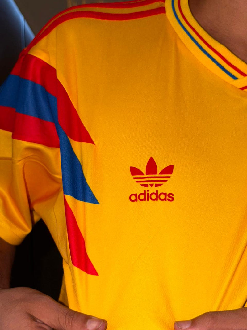Camiseta Amarilla Retro 1990 - detalle hombro y logo adidas