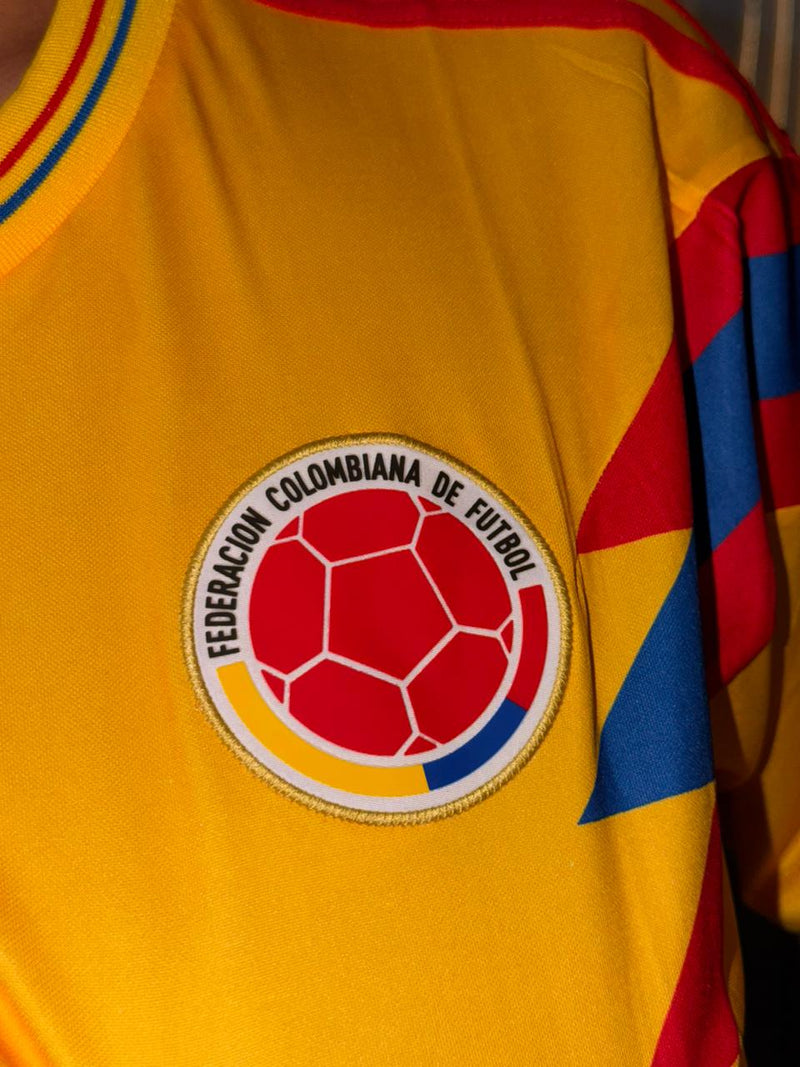 Camiseta Amarilla Retro 1990 - detalle escudo Federacion
